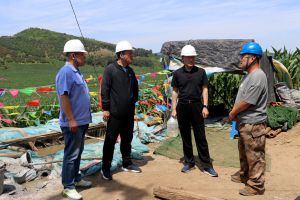 公司领导到野外工地进行安全检查